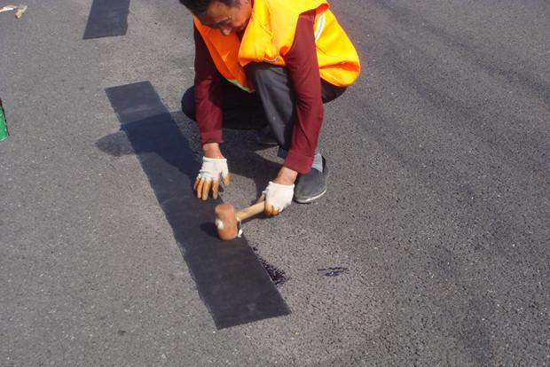 Modern Design Style Self Adhesive Asphalt Driveway Road Joint Sealing Solution Crack Repair Pavement Tape 5